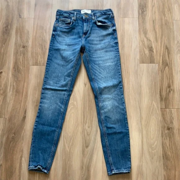 Zara jean with some distressing and stretch size 4 - Picture 1 of 14